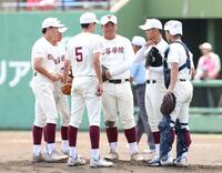 ３回、ピンチを迎え、マウンドに集まる四谷学院ナイン（撮影・伊藤笙子）