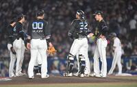 ４回、中川（右後方）に勝ち越しの左前適時打を打たれ降板した先発・広池（右端）＝撮影・開出牧