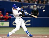 １回、細川が左越えに先制本塁打を放つ
