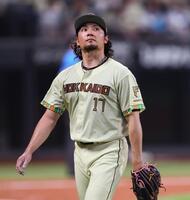 ７回、同点を許し、ベンチに戻る伊藤（撮影・中島達哉）