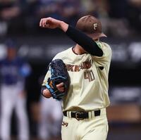 ８回、勝ち越しを許し、ベンチに戻る島本（撮影・中島達哉）