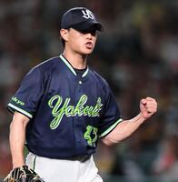 ７回、前川を併殺に仕留め、拳をつくる高橋（撮影・田中太一）