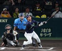 ６回、左越えに勝ち越しソロを放つ赤羽（撮影・山口登）