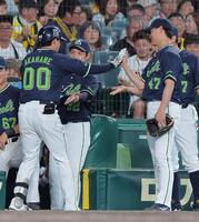 ６回ヤクルト２死、勝ち越しソロを放ったヤクルト・赤羽由紘（左）を迎えるヤクルト・高橋奎二＝甲子園（撮影・西田忠信）
