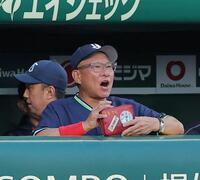 ２回、ベンチからナインを鼓舞する池山監督（撮影・西田忠信）