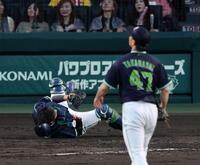 ４回、古賀は森下の飛球を追うも転倒する（撮影・山口登）