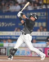 ８回、右越え適時二塁打を放つ代打・安田（撮影・開出牧）