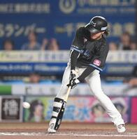 ６回、同点の中前適時打を放つ小川（撮影・開出牧）