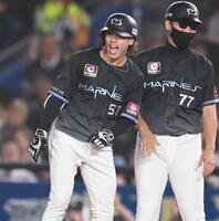 ６回、同点の中前適時打を放ちほえる小川。右は西岡剛コーチ（撮影・開出牧）