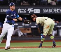 ４回、三本間に挟まれ、走塁死する万波（撮影・中島達哉）
