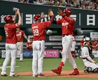 ８回、中越えに勝ち越しの２点本塁打を放ち、タッチを交わすマッカスカー（右から２人目）