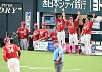 ８回、マッカスカーが中越えへ勝ち越し２点本塁打を放ち、盛り上がる楽天ベンチ