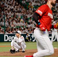 ４回、マッカスカー（手前）に２打席連続本塁打を浴びたソフトバンク・大津