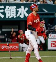 ４回、マッカスカーが左越えに２打席連続本塁打を放つ