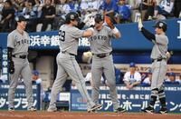 １回、ダルベック（左から２人目）は右越えに１３号満塁本塁打を放ち、ナインに迎えられる（撮影・佐藤厚）