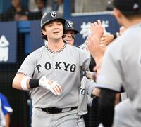 １回、ダルベックは先制の満塁本塁打を放ち、笑顔を見せる（撮影・佐藤厚）