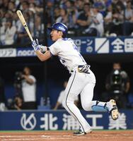 ７回、度会は右中間に６号３ランを放つ（撮影・佐藤厚）