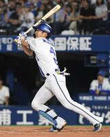 ７回、度会は右中間に６号３ランを放つ（撮影・佐藤厚）