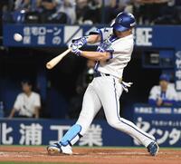 ７回、度会は右中間に６号３ランを放つ（撮影・佐藤厚）
