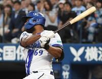 １回、エンカーナシオンは中前適時打を放つ（撮影・佐藤厚）