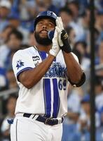 １回、エンカーナシオンは中前適時打を放つ（撮影・佐藤厚）