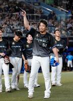 今季初セーブを挙げ、スタンドの声援に応えるロッテ・益田