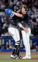 オリックスに勝利し喜び合う、ロッテの捕手佐藤とセーブを挙げた益田