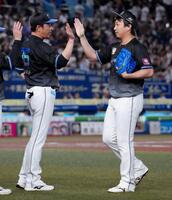 今季初セーブを挙げ、サブロー監督（左）とタッチを交わすロッテ・益田