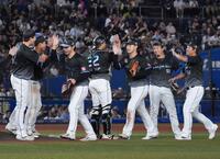 オリックスに勝利し、タッチを交わすロッテナイン