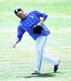 アンダースローでキャッチボールする藤浪（撮影・佐藤厚）