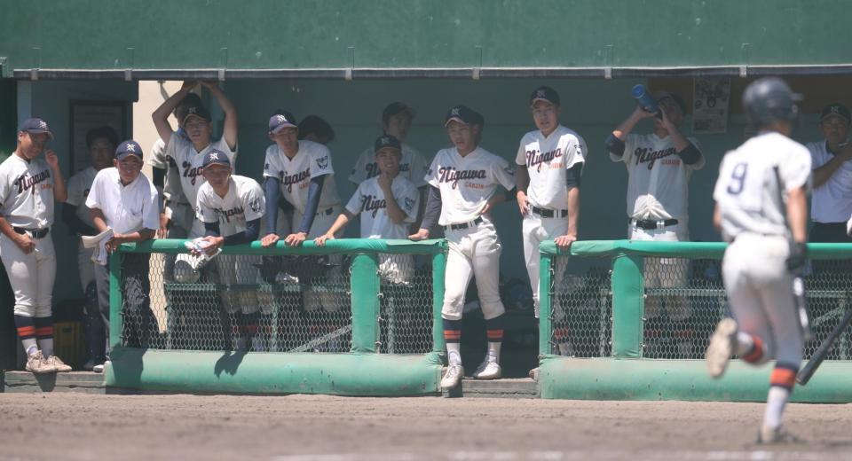 ５回、打線が沈黙し、静まりかえる仁川学院ナイン（撮影・中田匡峻）