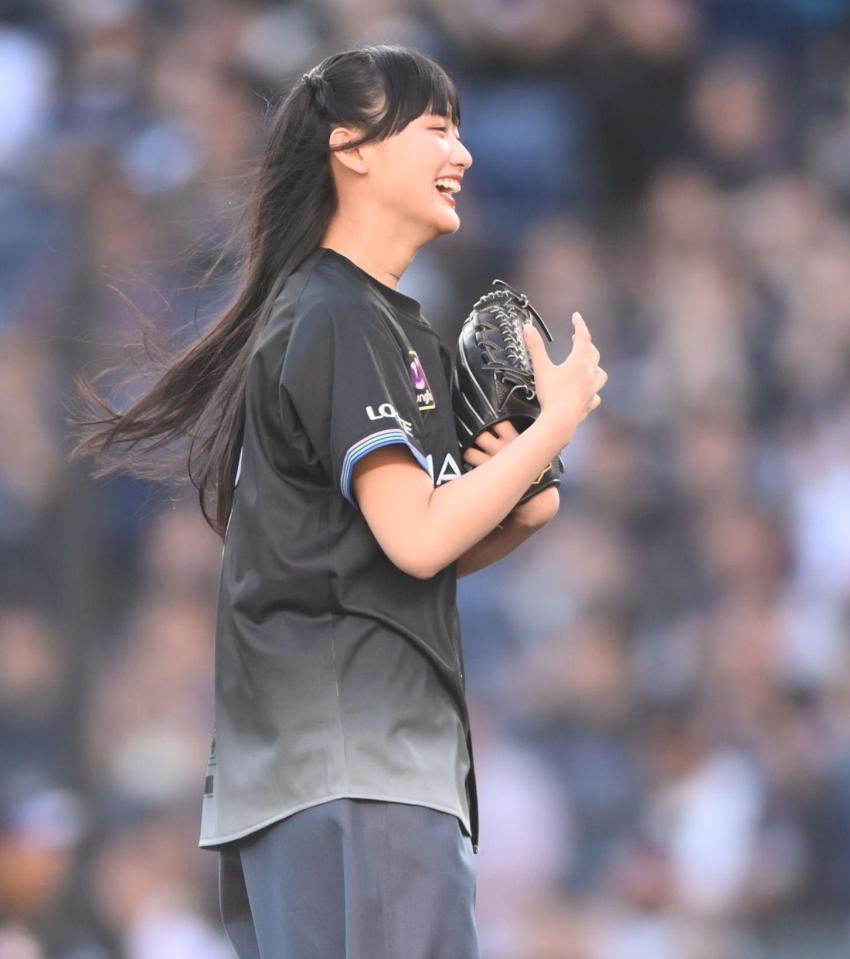 始球式を務め笑顔の櫻坂４６の山崎天（撮影・開出牧）