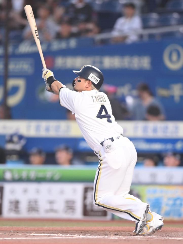 ３回、同点の右越え２ランを放つ森友（撮影・開出牧）