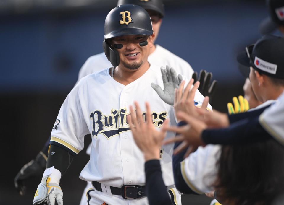 ３回、同点の右越え２ランを放ちナインとタッチを交わす森友（撮影・開出牧）