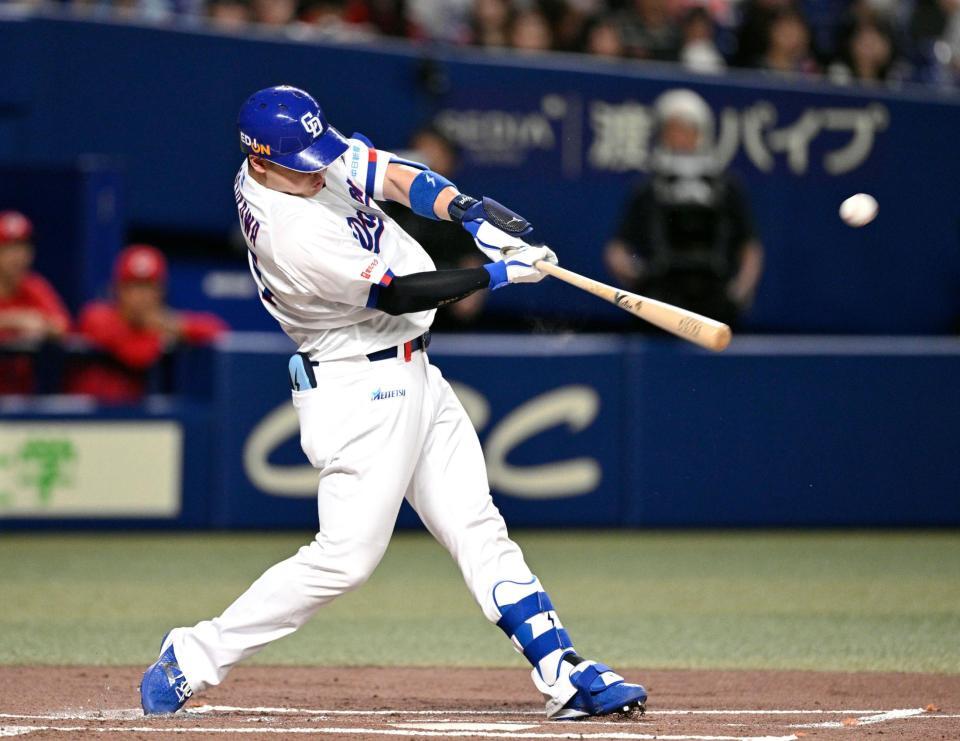 １回、細川が左越えに先制本塁打を放つ
