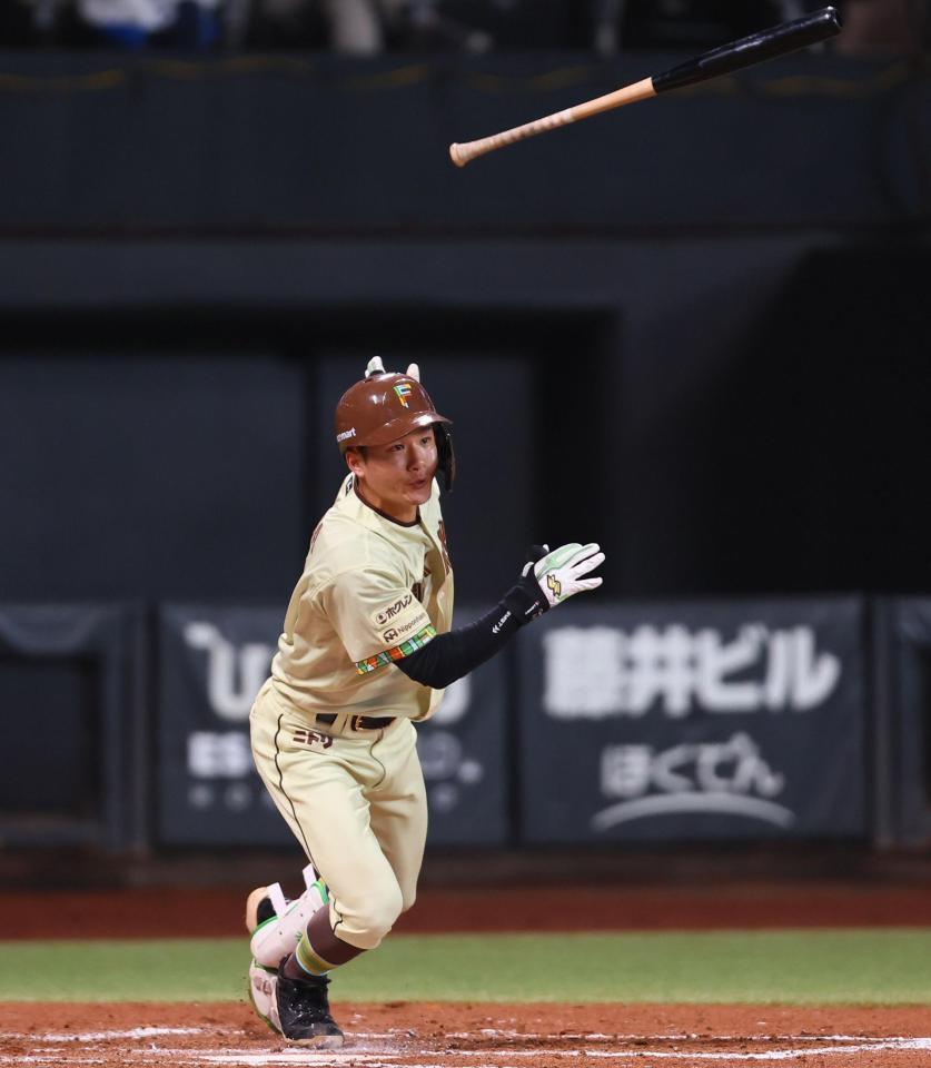 ３回、二塁打を放つ奈良間（撮影・中島達哉）