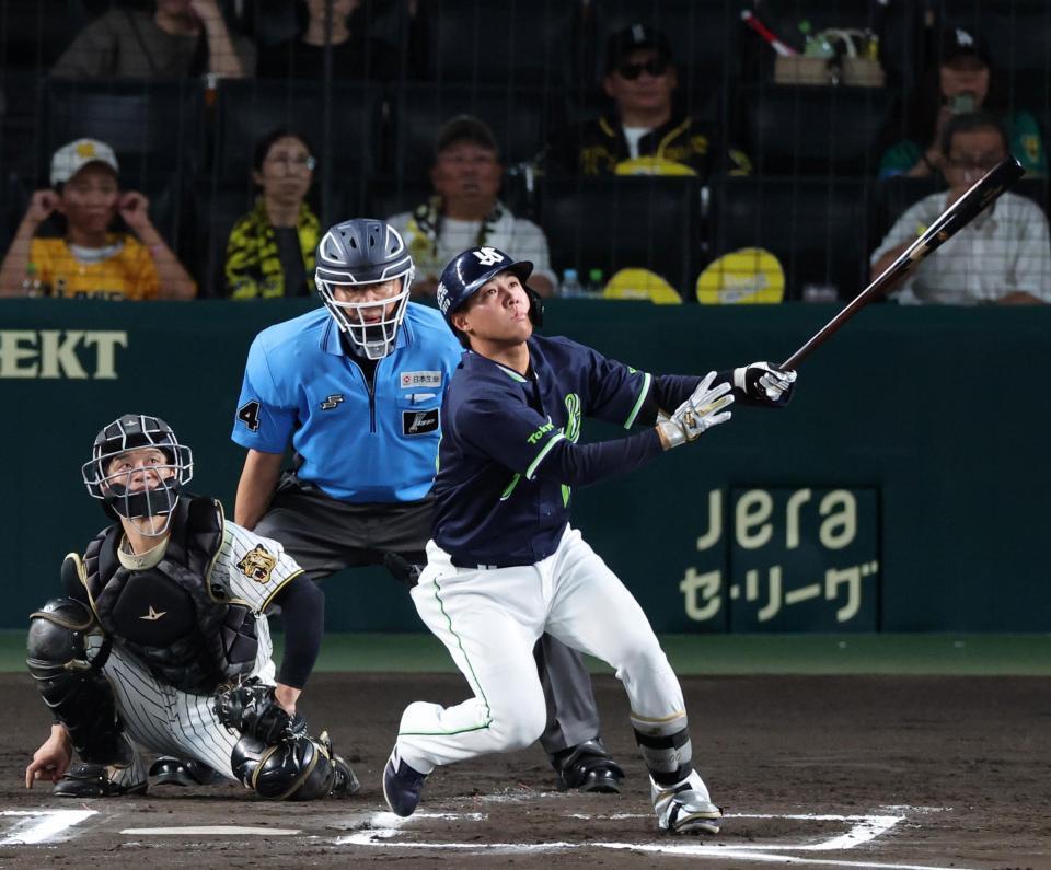 ６回、左越えに勝ち越しソロを放つ赤羽（撮影・山口登）