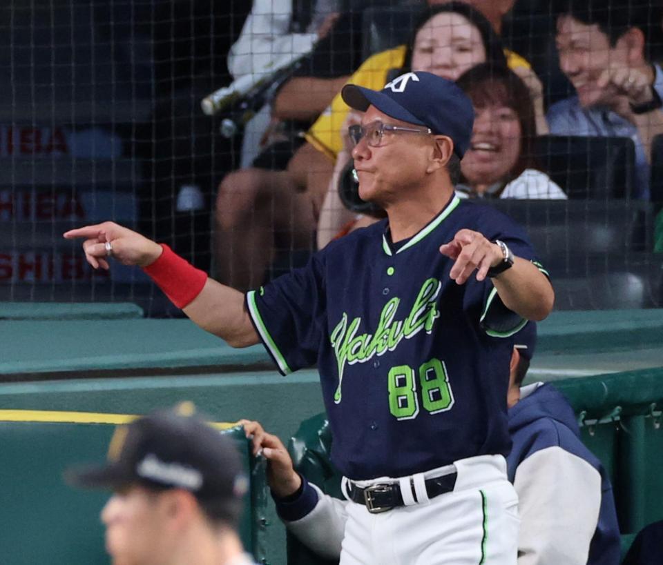 ５回、池山監督は松下の本塁の判定にリプレイ検証のリクエストをする（撮影・山口登）