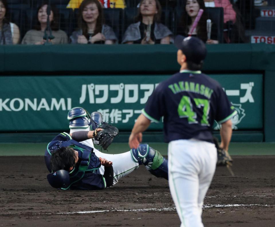 ４回、古賀は森下の飛球を追うも転倒する（撮影・山口登）