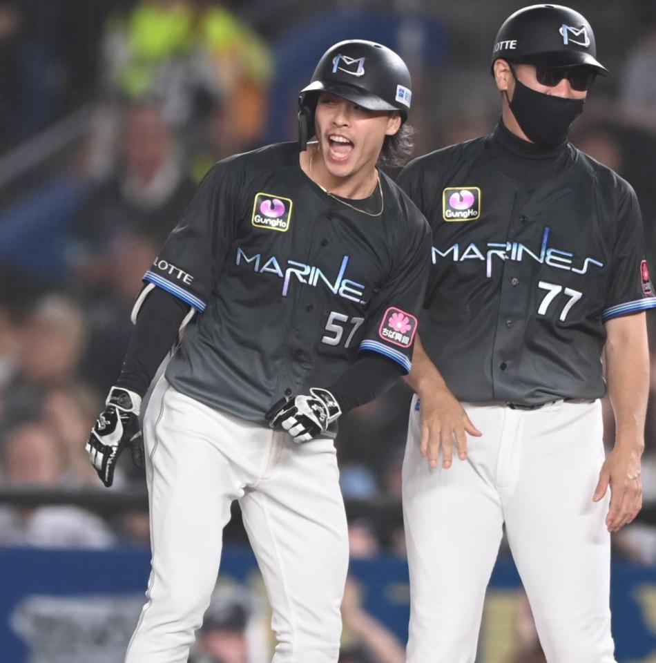 ６回、同点の中前適時打を放ちほえる小川。右は西岡剛コーチ（撮影・開出牧）