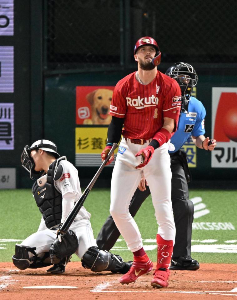 ４回、左越えへ勝ち越しの２打席連続本塁打を放つマッカスカー