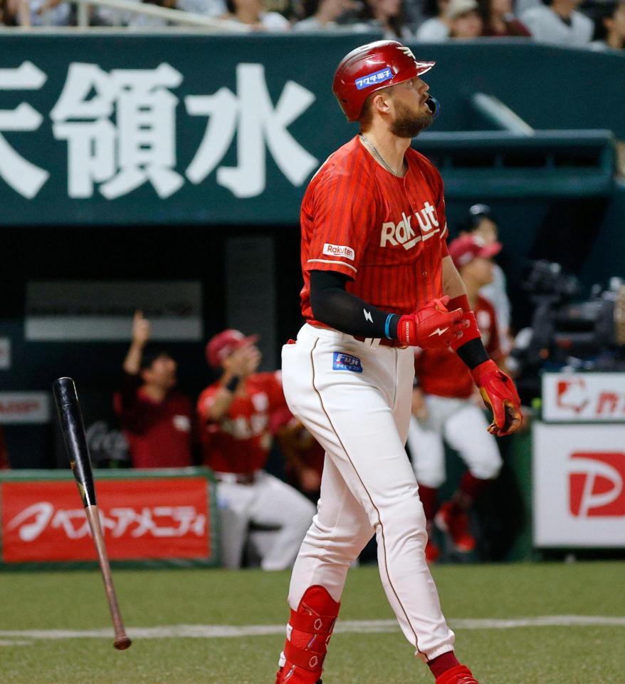 ４回、マッカスカーが左越えに２打席連続本塁打を放つ