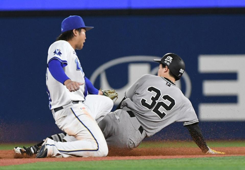６回、浦田は二盗に成功。野手・石上（撮影・佐藤厚）