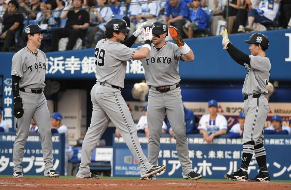 １回、ダルベック（左から２人目）は右越えに１３号満塁本塁打を放ち、ナインに迎えられる（撮影・佐藤厚）