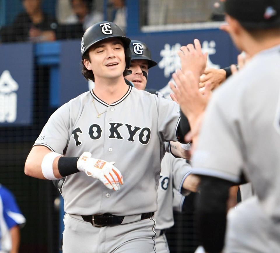 １回、ダルベックは先制の満塁本塁打を放ち、笑顔を見せる（撮影・佐藤厚）