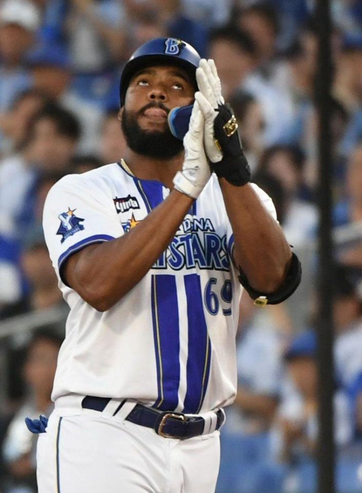 １回、エンカーナシオンは中前適時打を放つ（撮影・佐藤厚）