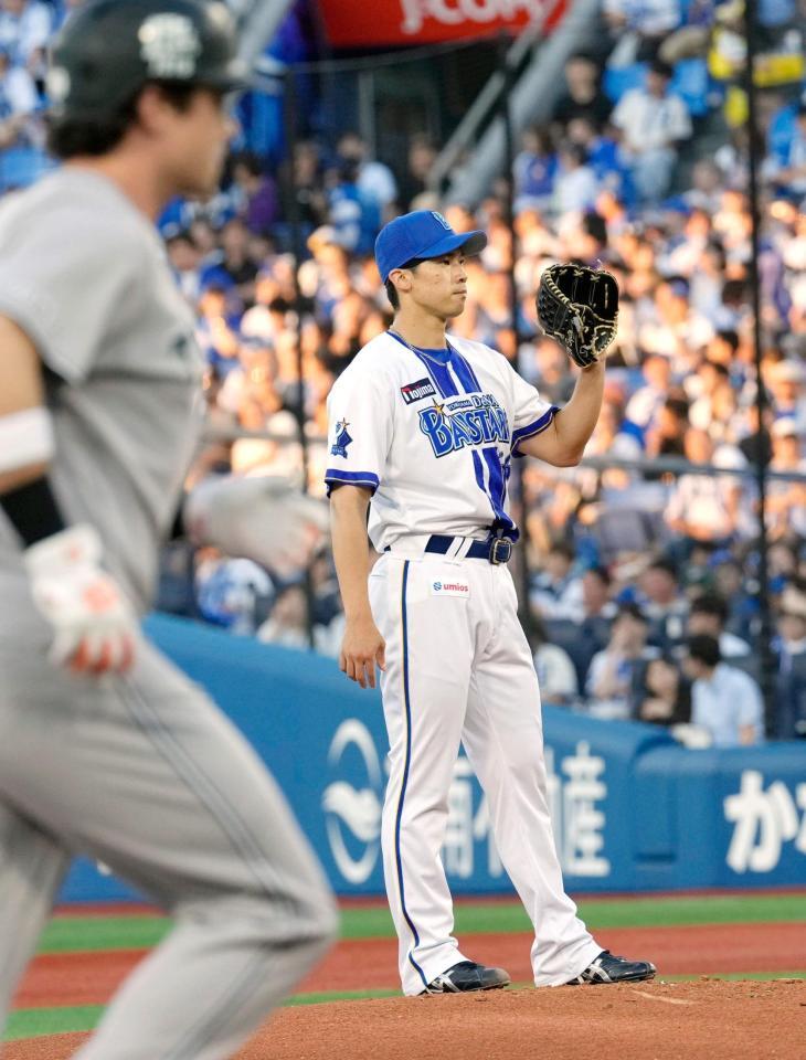 １回、巨人のダルベック（手前）に先制の満塁本塁打を浴びたＤｅＮＡ・尾形
