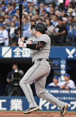 　１回、ダルベックは満塁弾を放つ（撮影・佐藤厚）