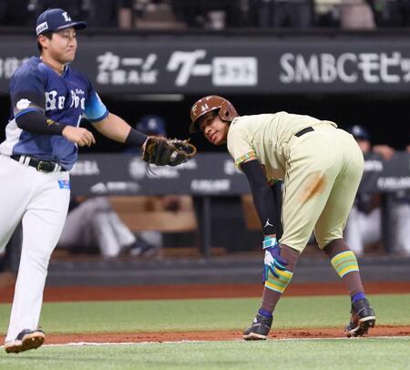 　４回、走塁死した万波（撮影・中島達哉）