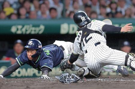 　５回、山野辺の遊ゴロで生還する松下（左）